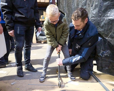 In de bouwhal is zelfs de kerst even vergeten, maar draait het om de wagens