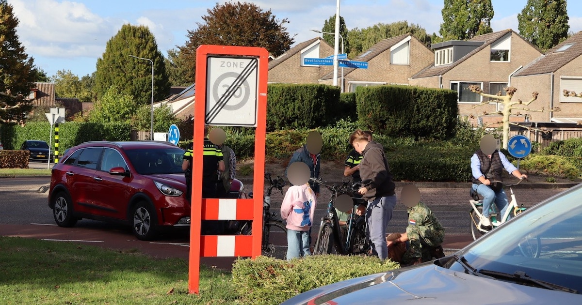 Oudere fietsster raakt zwaargewond bij botsing met auto in Drunen, omstanders komen snel in actie.