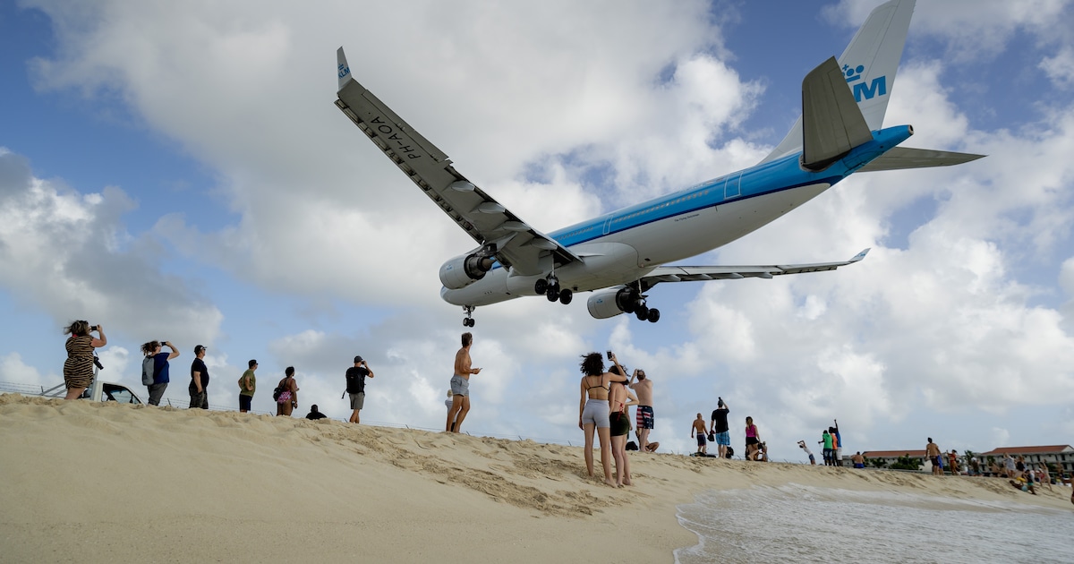 Vliegtuig maakt harde landing op Sint-Maarten, luchthaven nog uren dicht | Buitenland | BD.nl