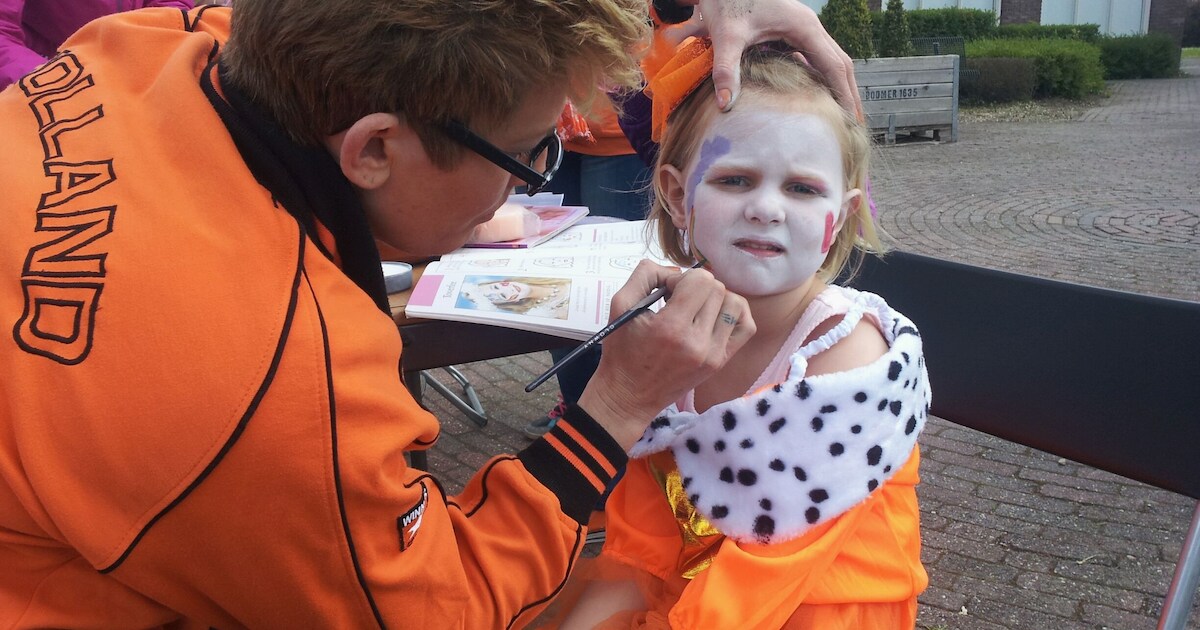 Glitters op je wangen tijdens Koningsdag Zuilichem