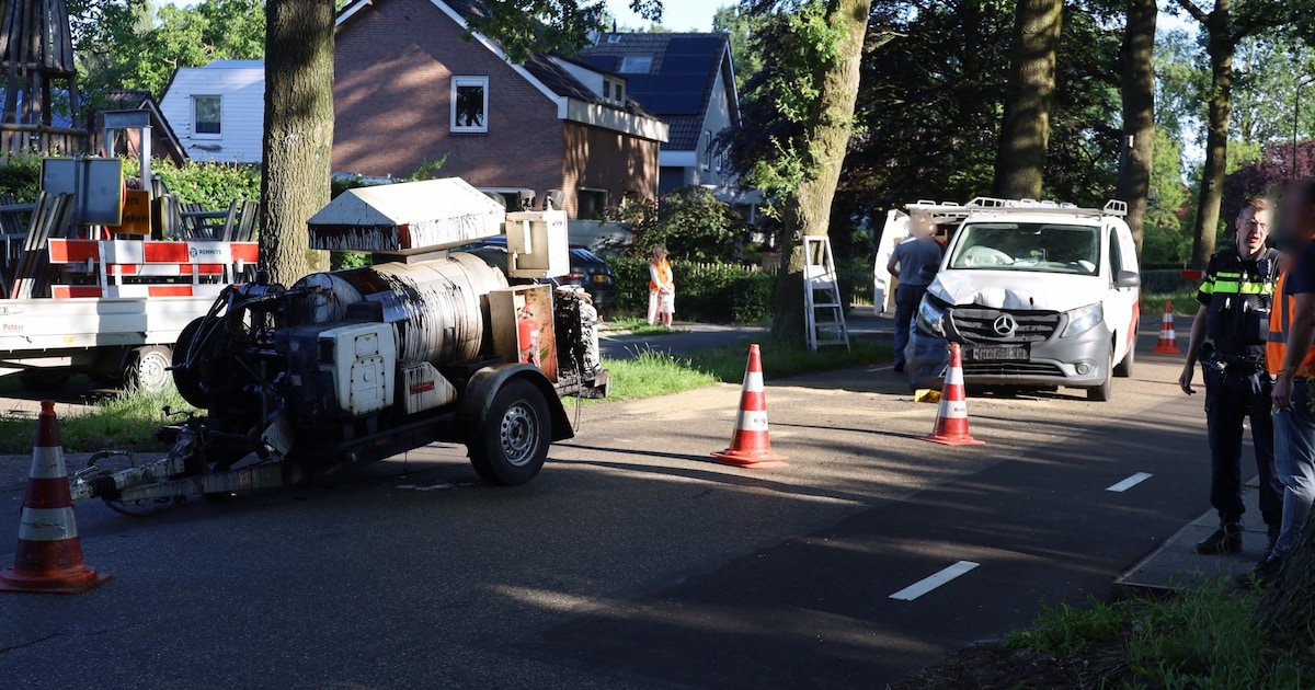Bestelbus botst met aanhanger in Zeeland, zwarte vloeistof lekt op de weg
