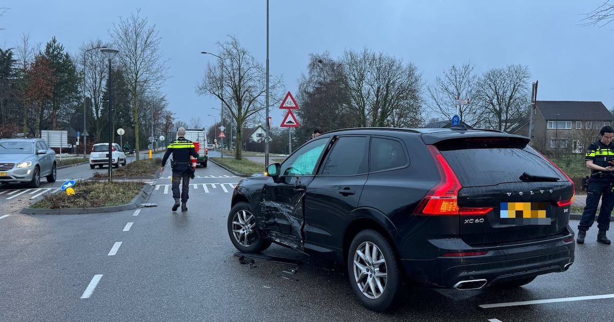 Twee auto’s botsen op kruising in Uden, inzittende nagekeken door ambulancepersoneel