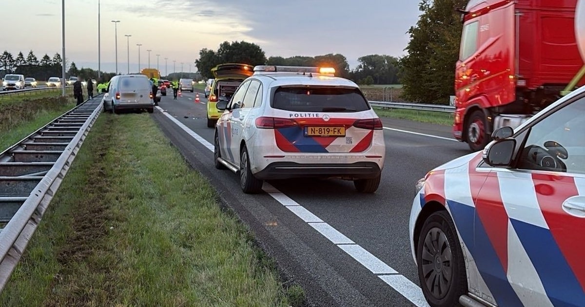 Politie pakt rijbewijs af van scheurneus • Flinke vertraging door ongeluk met vier voertuigen op A50.