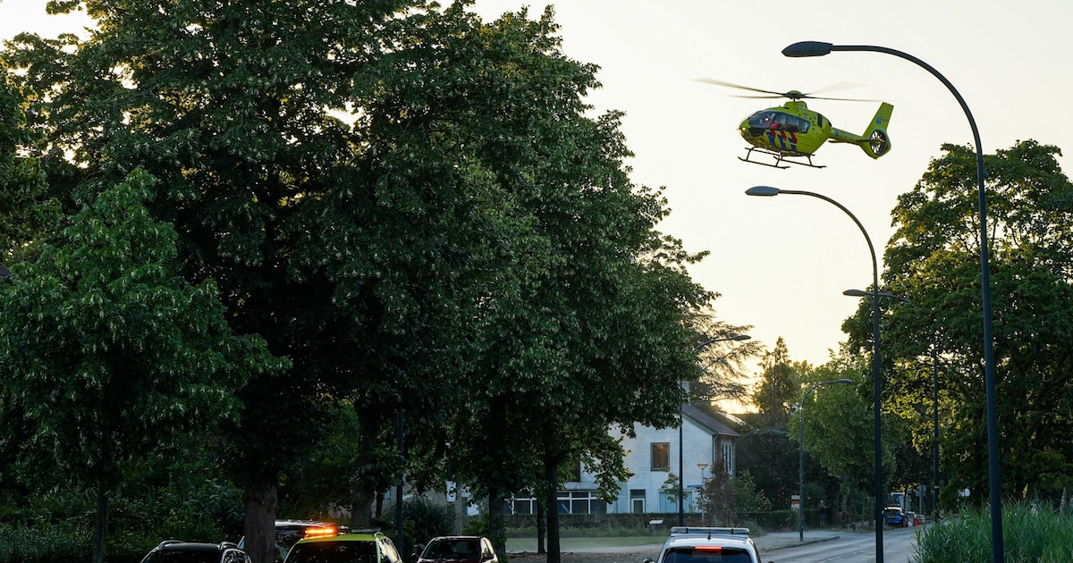 Vrouw raakt zwaargewond bij ongeval in woning Waalwijk, traumahelikopter landt op straat.