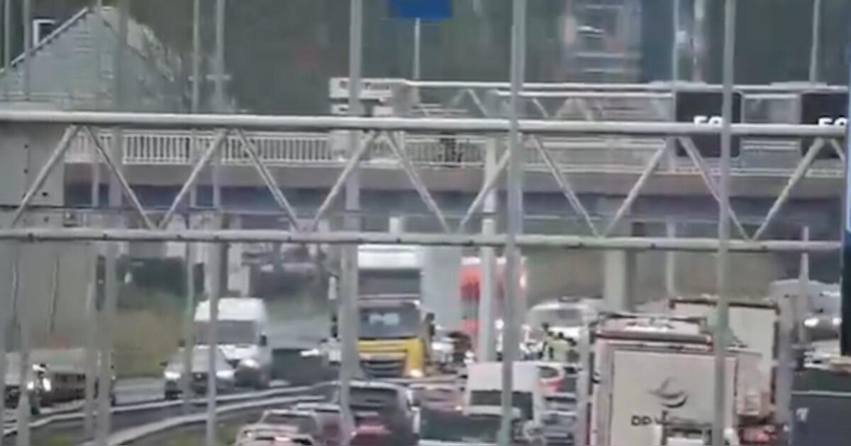 Drie voertuigen botsen • gewonden bij aanrijding.