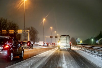 https://images.bd.nl/MzZhN2ZhOGYwYzcxMjE4Y2FiOGIvZGlvLzI2ODI2MTUzMS9maXQtd2lkdGgvNDAw/2026-01-05-07-06-43-rotterdam-verkeer-in-de-ochtendspits-op-de-a13-er-is-een-weerwaarschuwing-afgegeven-vanwege-sneeuw-en-gladheid-robin-utrecht-anp