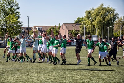 SV Reeshof degradeert, Hilvaria-trainer Cools draagt periodetitel op aan overleden vader: ‘Hij volgde mij overal’