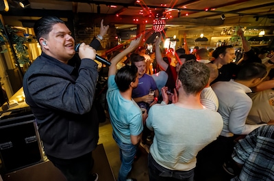 Pure mazzel voor cafébezoekers: zomerhit van 4 miljoen streams klinkt ineens live voor 100 man