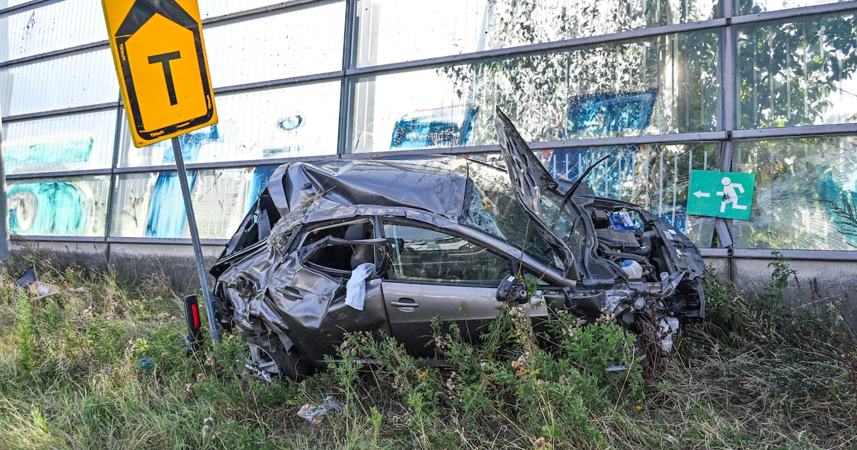 A16 dicht na zwaar ongeluk bij Prinsenbeek: auto eindigt tegen geluidswal, bestuurder gewond.