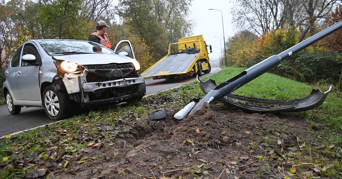 Automobilist vliegt uit de bocht in Breda en rijdt lantaarnpaal omver