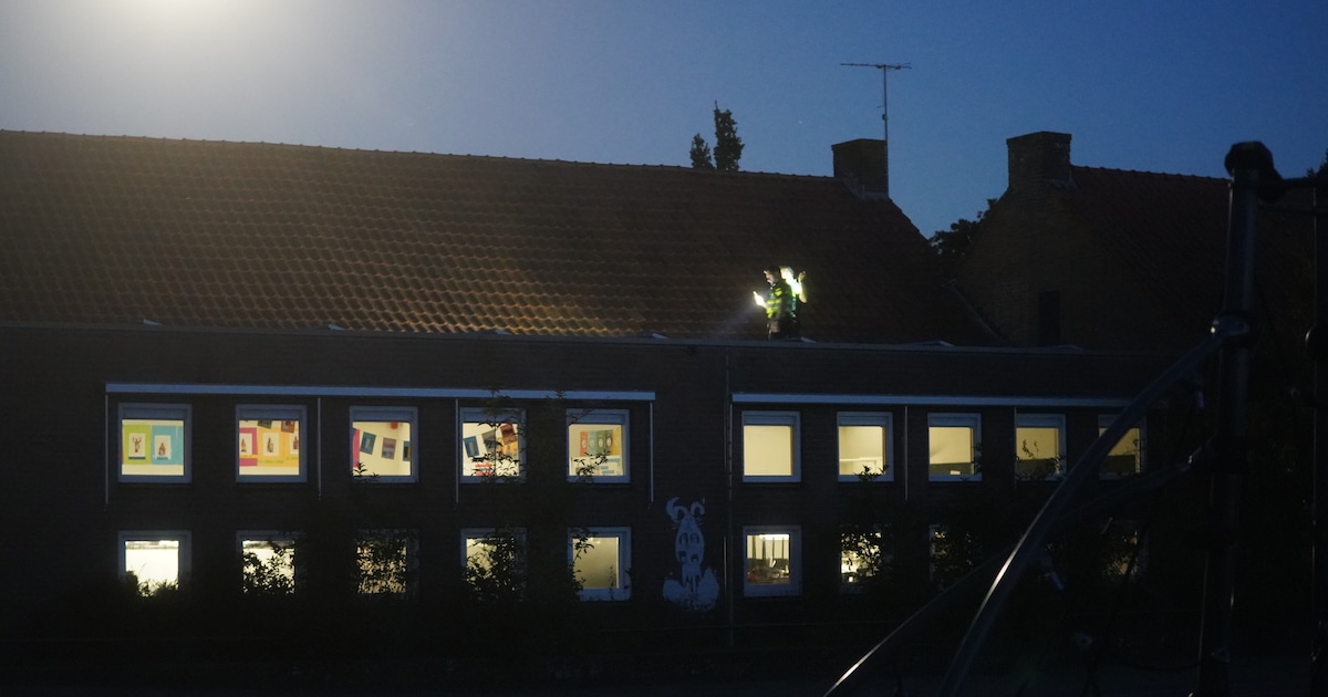 Jongen gewond nadat hij door lichtkoepel op dak van basisschool in Heeten zakt