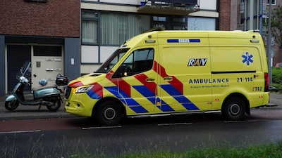 Scooterrijder gaat onderuit in Oss, bestuurder nagekeken in ambulance