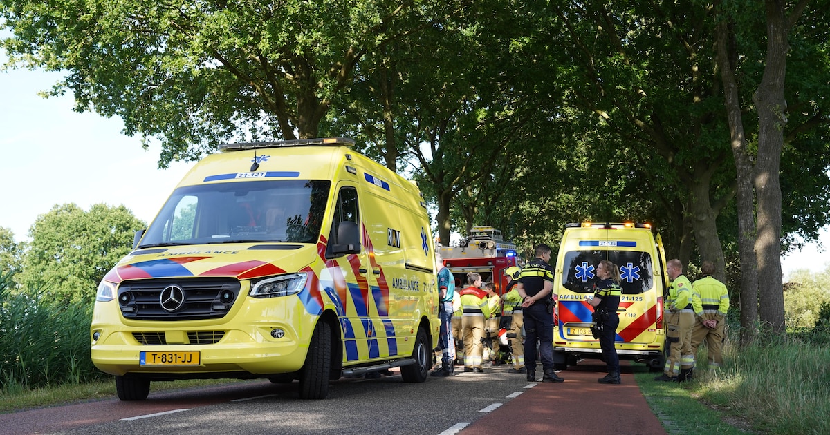 Dodelijk ongeluk in Heeswijk-Dinther: man komt onder auto in sloot terecht.