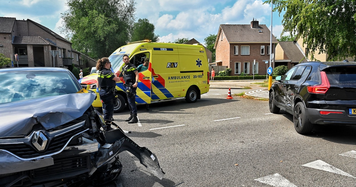 Twee auto’s botsen op kruispunt in Oisterwijk, grote schade aan de voertuigen