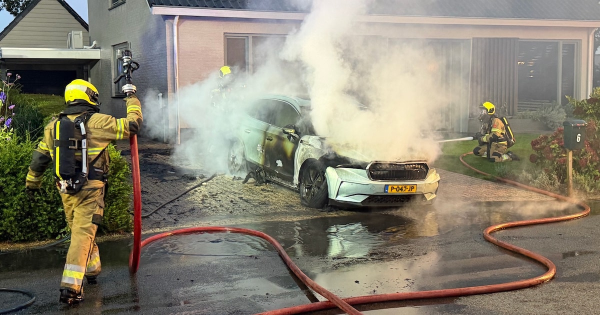 Elektrische auto vliegt in brand bij woning in Schaijk, moet in dompelbak