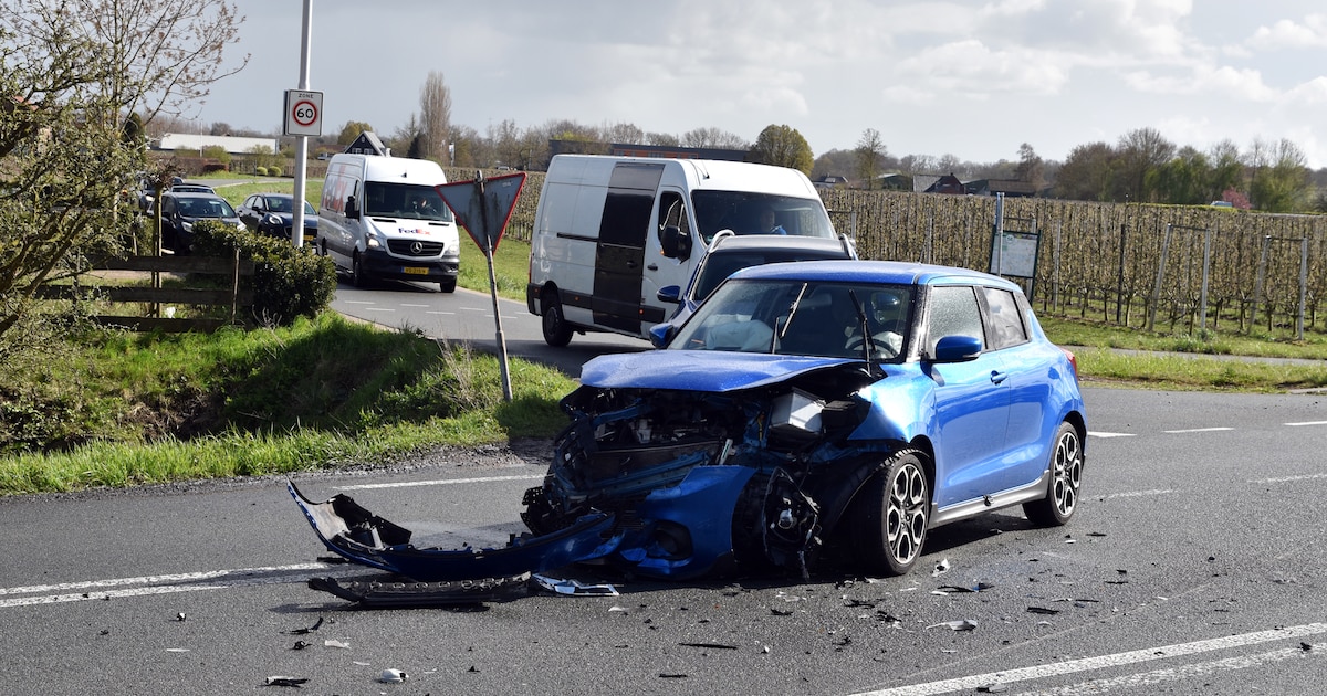 Auto’s zwaar beschadigd door botsing in Waardenburg