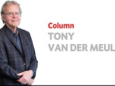 Twee oude vrienden vol nostalgie terug in hun geboortedorp
