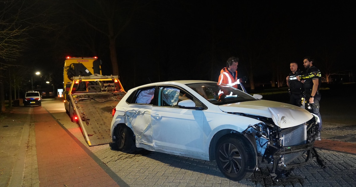 Auto botst tegen boom in Haaren, bestuurder stapt uit en neemt taxi: man vermoedelijk onder invloed