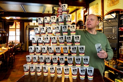 Horecabaas Marcel en collega’s steunen Spieren voor Spieren met speciale beker: ‘Het loopt nog niet 