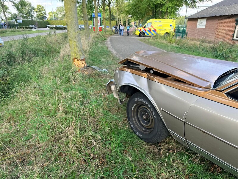 Klassieke auto botst tegen boom in Heeswijk-Dinther.