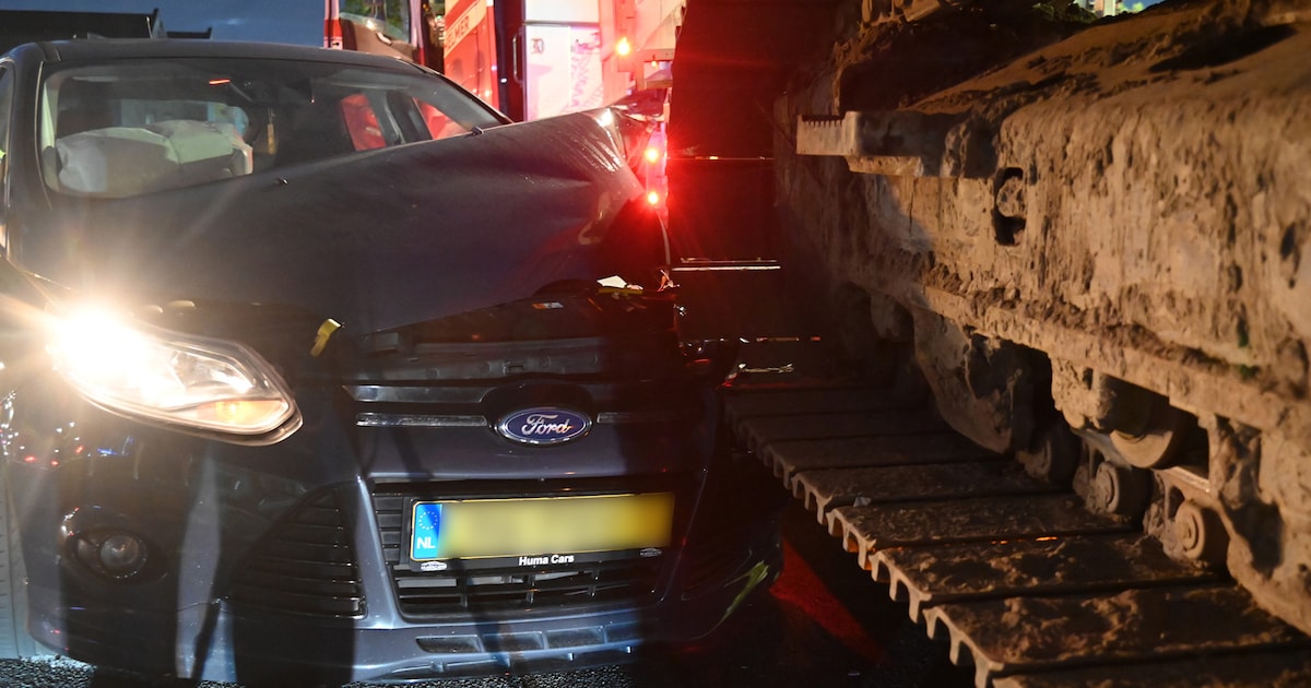 Snel door de bocht rijden gaat mis in Breda: auto raakt graafmachine en ...