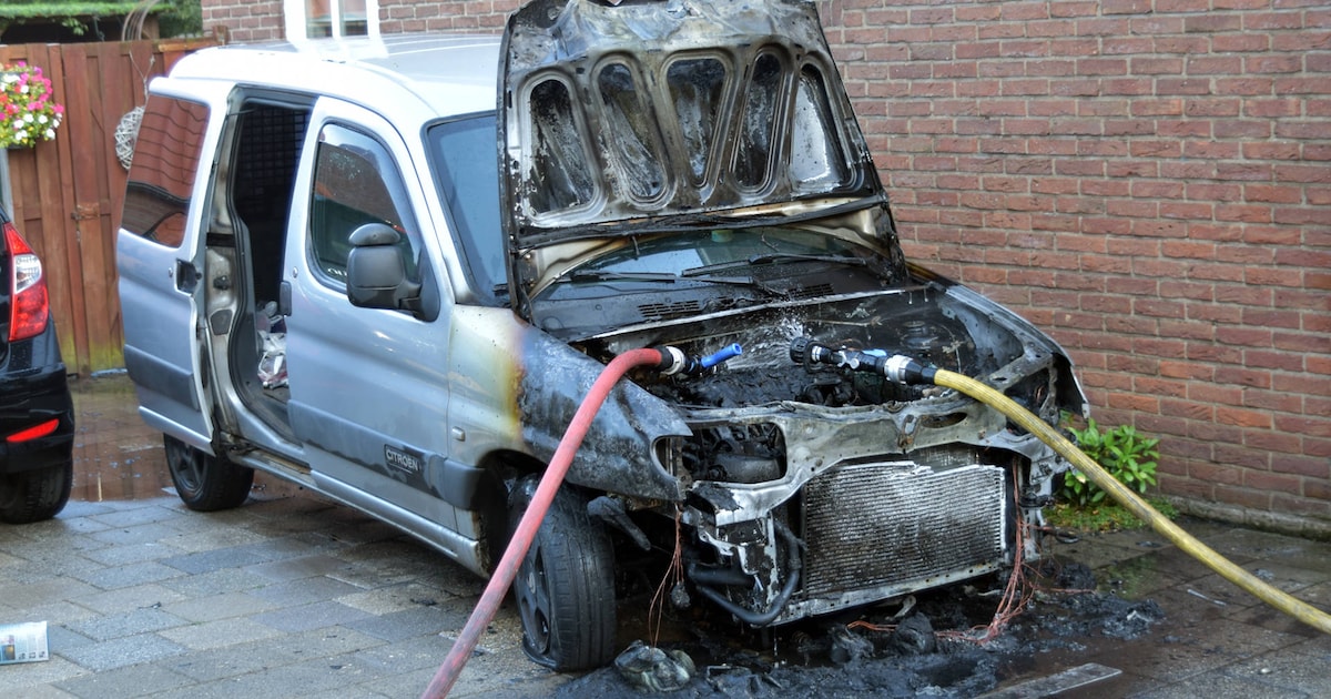 Bedrijfswagen vliegt in brand, eigenaar hoort banden klappen