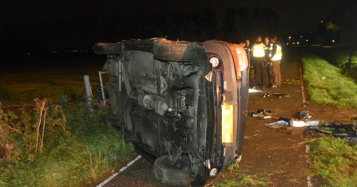 Auto belandt op zijkant op fietspad in Brakel, bestuurder onder invloed
