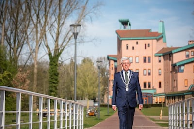 Oud-burgemeester Pommer lost mysterie in Well op: ‘Ik weet waar het beeld van ‘De Reiger’ vandaan kw