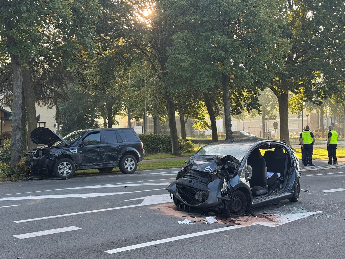 Zware botsing op Frans Halsstraat in Veghel. 