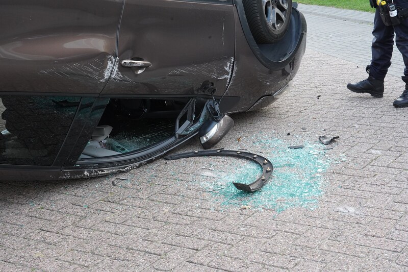 Glas en enkele brokstukken lagen op het wegdek. 
