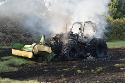 Tractor door brand verwoest in Rossum, brandweer krijgt vuur met moeite onder controle