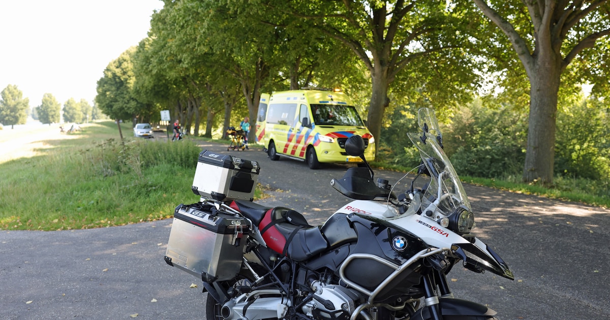 Motorrijders gewond bij botsing met tractor in Waalwijk, chauffeur rijdt door.