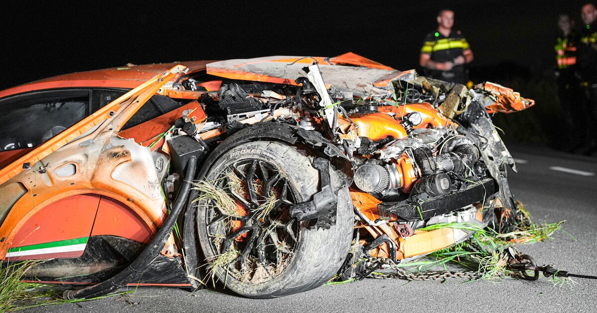 Automobilist gewond nadat hij met Lamborghini van ruim 350.000 euro in sloot belandt