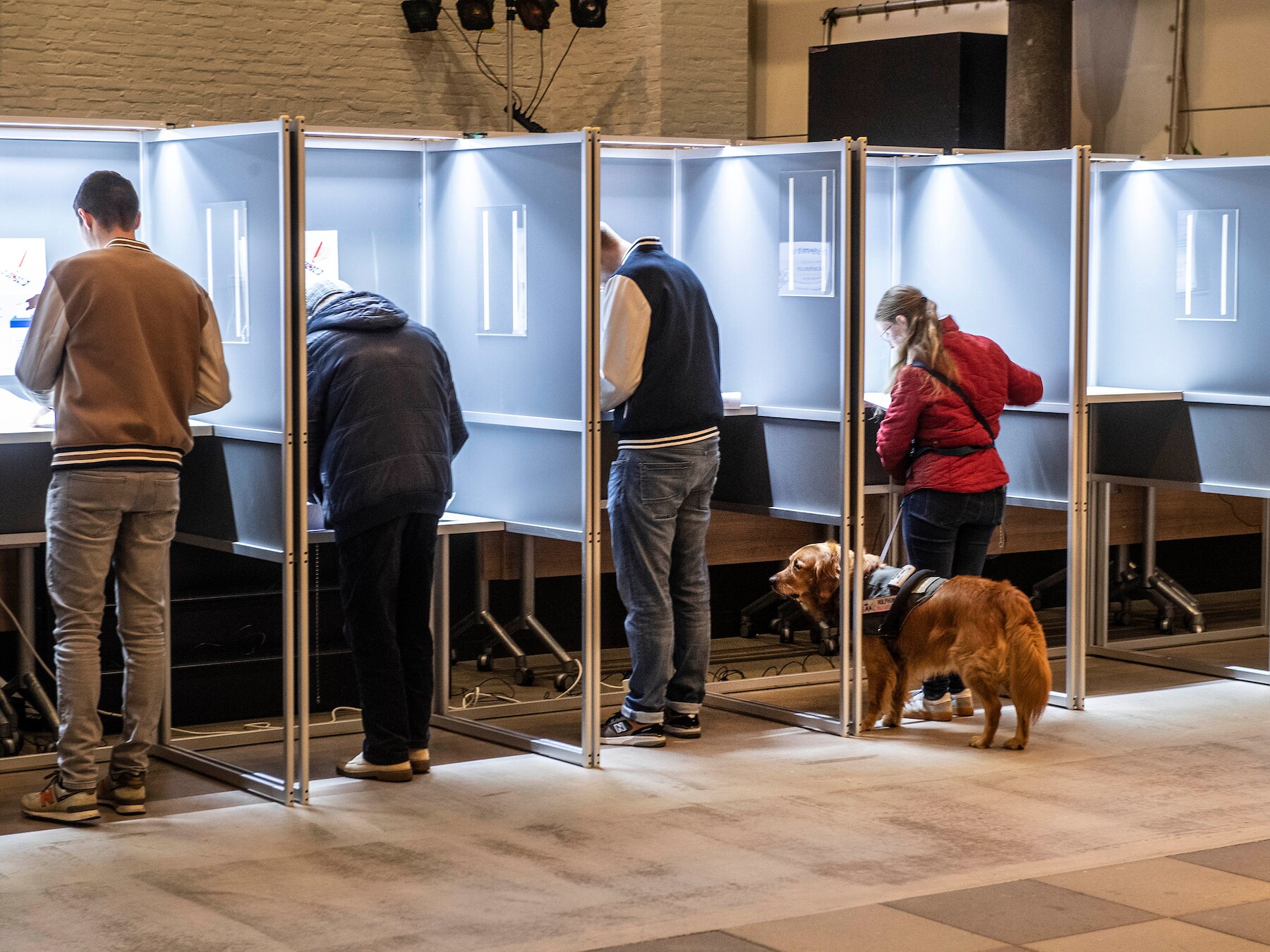 Gemoedelijk stemmen in de Heuvel: ‘Beheert u die afvalberg?’