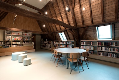 Van middeleeuws armenhuis naar boekenwalhalla met ligbanken: het nieuwe Huis73