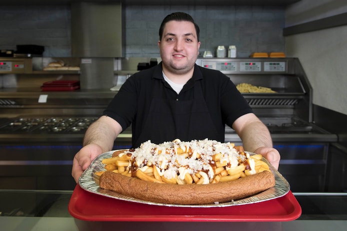 eigenaar-taha-nurlu-met-zijn-super-katamaran-een-onsmakelijk-grote-portie-friet-met-frikandel