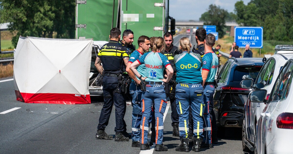 Man (28) overleden bij ernstig ongeluk met vrachtwagen en bestelbus op A17 richting Moerdijk
