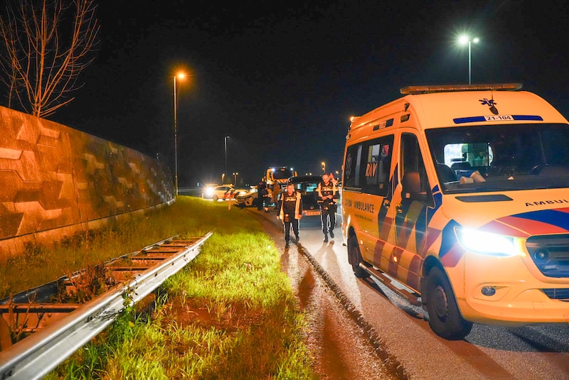 運転手は負傷し、病院に運ばれなければならなかった。