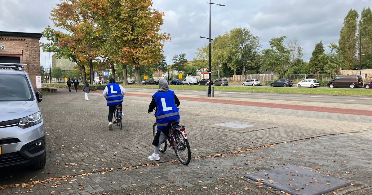 ‘Nu ik hier woon, wil ik ook leren fietsen’: Helena, Fatima en Najwa ...