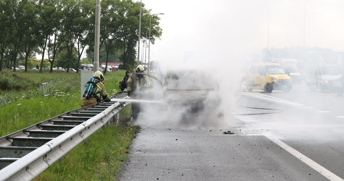 Brandende bestelbus op A2 bij Beesd zorgt voor veel rook op snelweg | West Betuwe