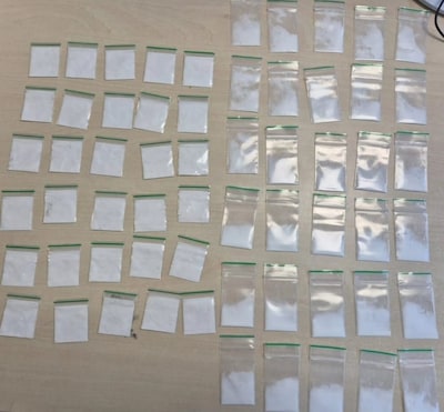 Mannen (30 en 32) met tientallen zakjes harddrugs opgepakt in Eindhoven: verlopen apk leidt tot aanh