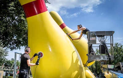 Waarom de Flying Pins precies op de kop van de Kennedylaan staan, en verhuizen zo pijnlijk voelt