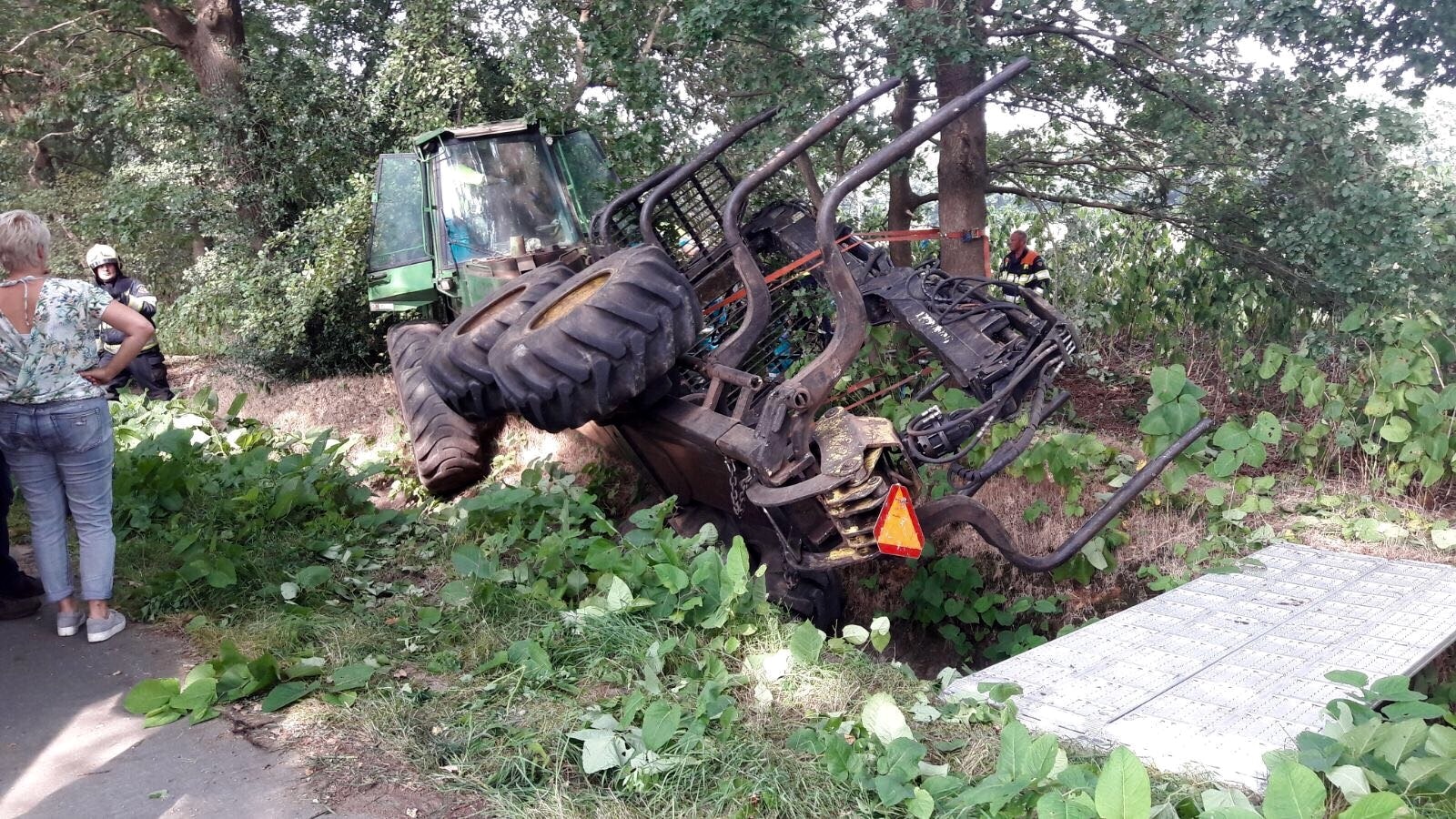 Landbouwvoertuig in de greppel in Lage Mierde