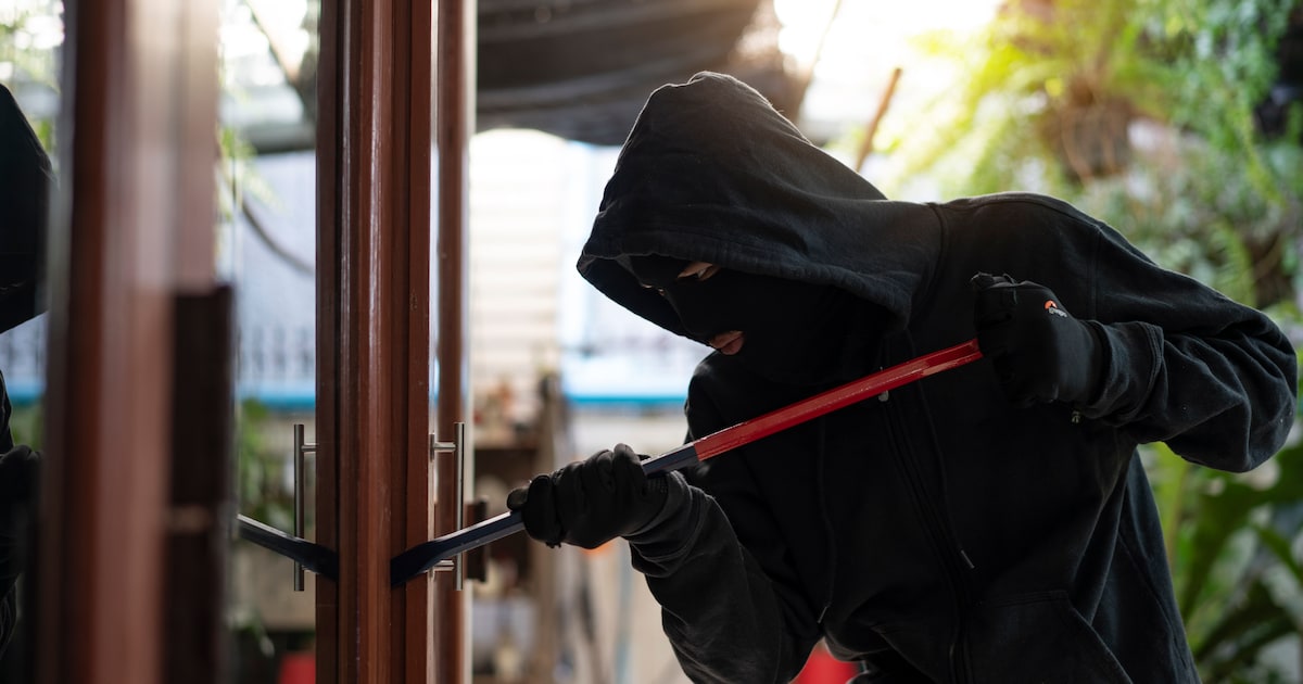 Vrouw hoort inbreker in Tilburg en raakt gewond wanneer ze van schrik naar buiten valt