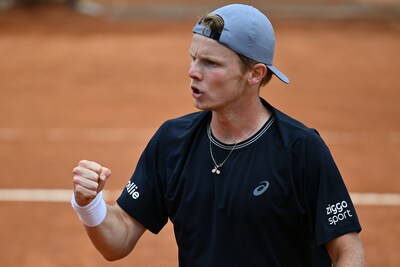‘Lucky loser’ Jesper de Jong boekt fraaie zege op oud-winnaar Stan Wawrinka in Parijs