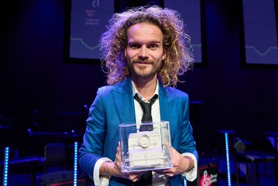 Brabantse cabaretier Teun van den Elzen wint Neerlands Hoop voor veelbelovend talent