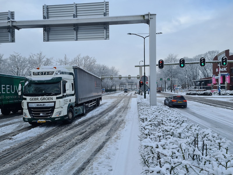 Het wegverkeer op de Europalaan in Kaatsheuvel had moeite met de winterse weersomstandigheden.