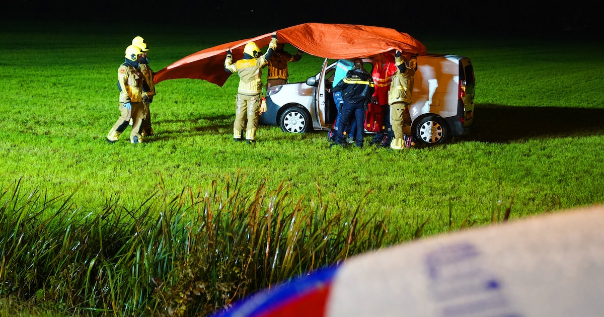 Bestuurder die bij Well in weiland belandde, reed onder invloed; rijbewijs ingenomen