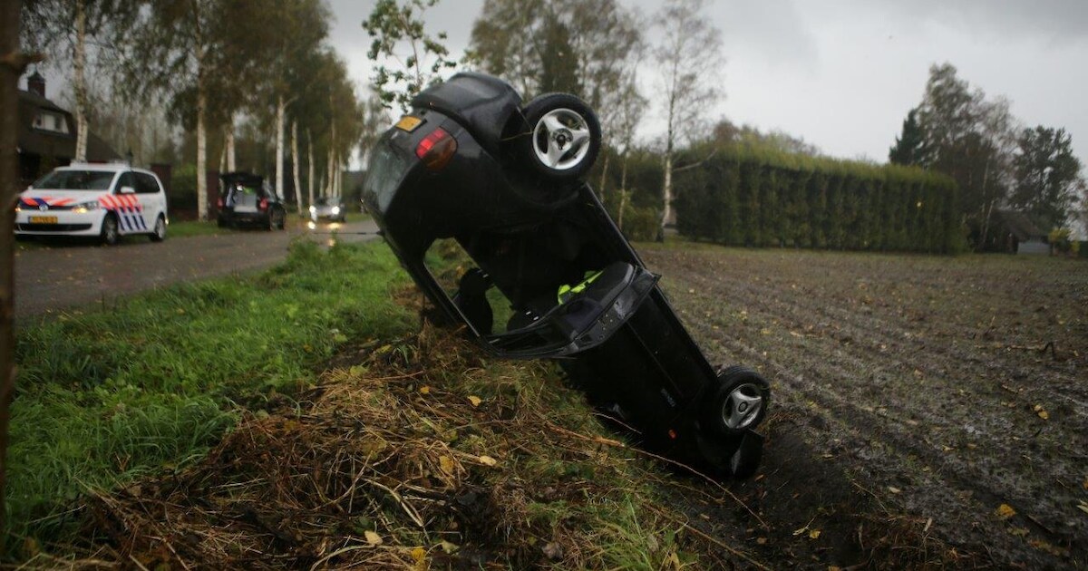 Auto belandt in sloot in Schijndel