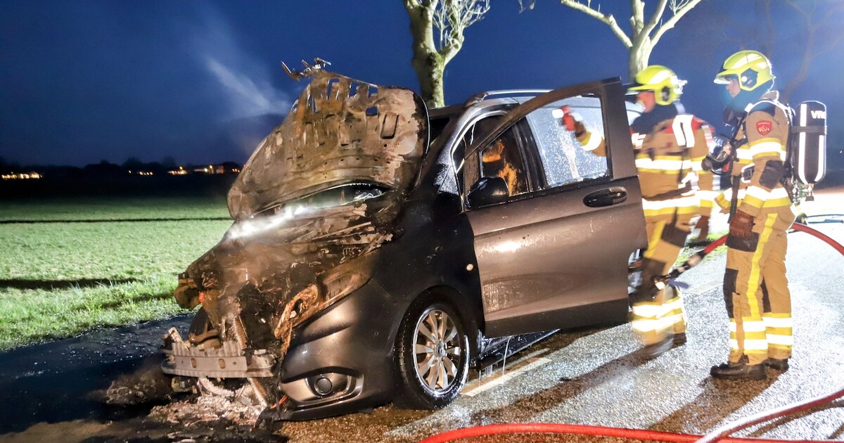 Bestelbus vliegt in brand in Maurik